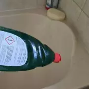 Clean your bath with washing up liquid for better results