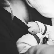 Gatwick Airport thief steals luggage from breastfeeding mother