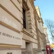 HMRC Warning: £100 Fines Loom for Late Tax Returns by Jan 31