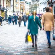 UK Retail Footfall Drops 0.8% in November Amid Budget Anxiety