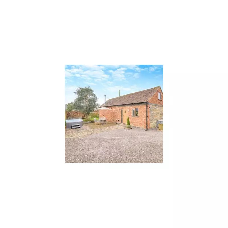 Dreamy Cotswold Cottage with Hot Tub & Log Burner for New Year Breaks