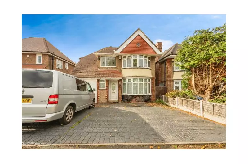 Spacious 3-Bed Detached Birmingham Home Listed for £370k