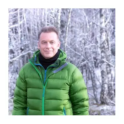 Chris Packham's Warning: UK Bird Feeding May Need to Stop to Halt Disease
