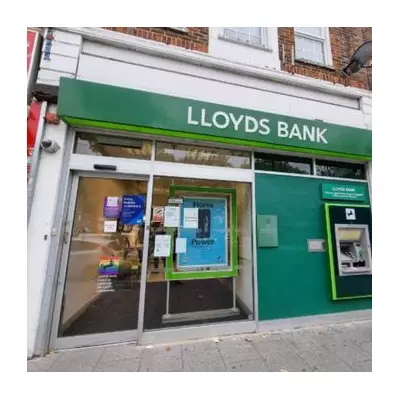 Lloyds Bank Slashes Mortgage Rates for Club Members, Sparks Broker Debate