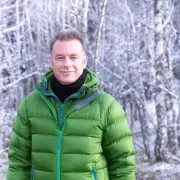 Chris Packham's Warning: UK Bird Feeding May Need to Stop to Halt Disease