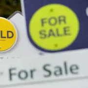 UK House Prices Fall Unexpectedly in December, Stalling Trend Expected in 2026