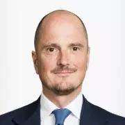 Standard Chartered Shares Drop as Finance Chief Departs for Apollo Role