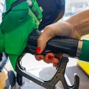 Drivers Warned to Avoid Weekend Fuel Fill-Ups to Save Money