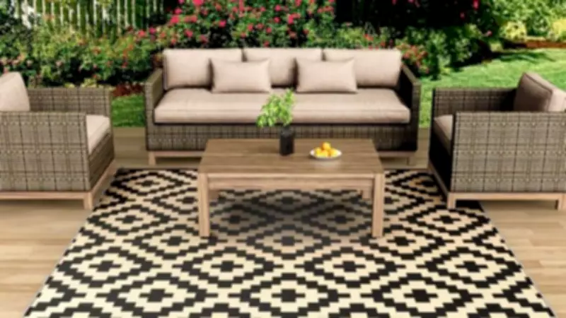 Amazon's £20 Outdoor Rug Transforms Patios with Durability