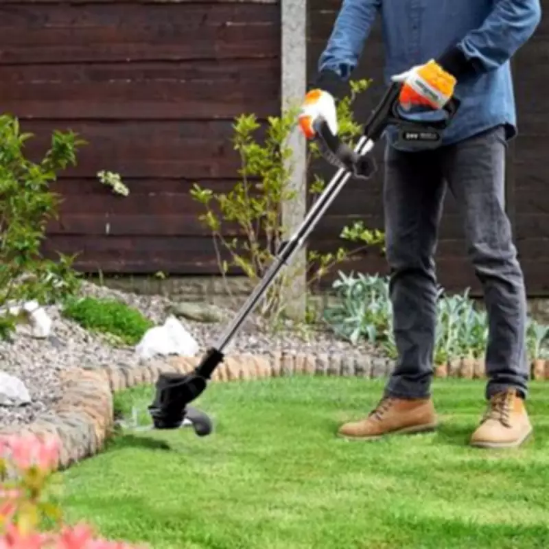 Lightweight Telescopic Strimmer Delivers Power for Garden Maintenance