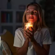 Homeowners Praise £26 Candle That Eliminates Kitchen Odors and Freshens Entire Space
