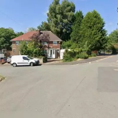 Man Stabbed Near Kidderminster Primary School, Police Hunt Suspect