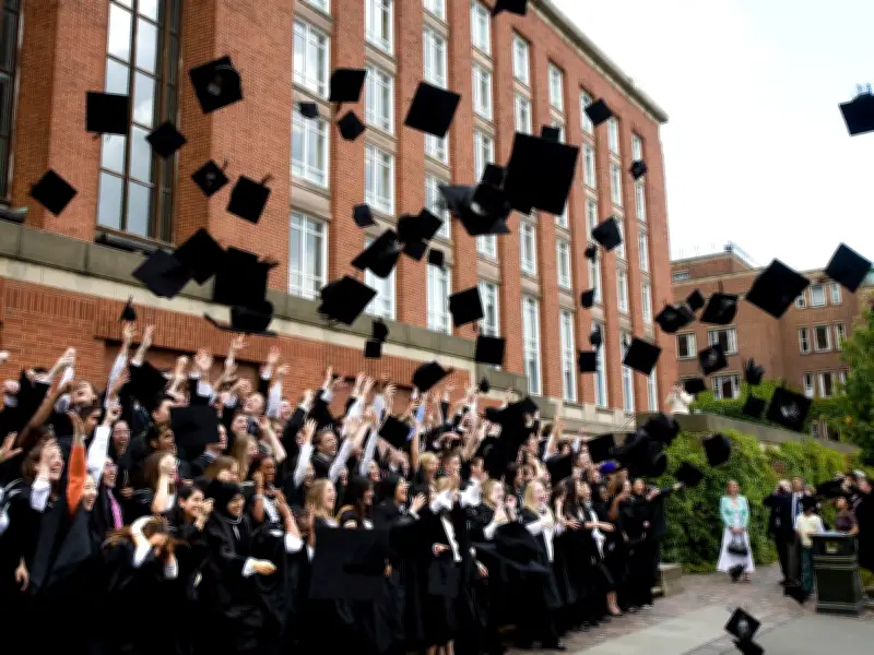 1 in 4 Graduates Worse Off After University, Government Report Finds