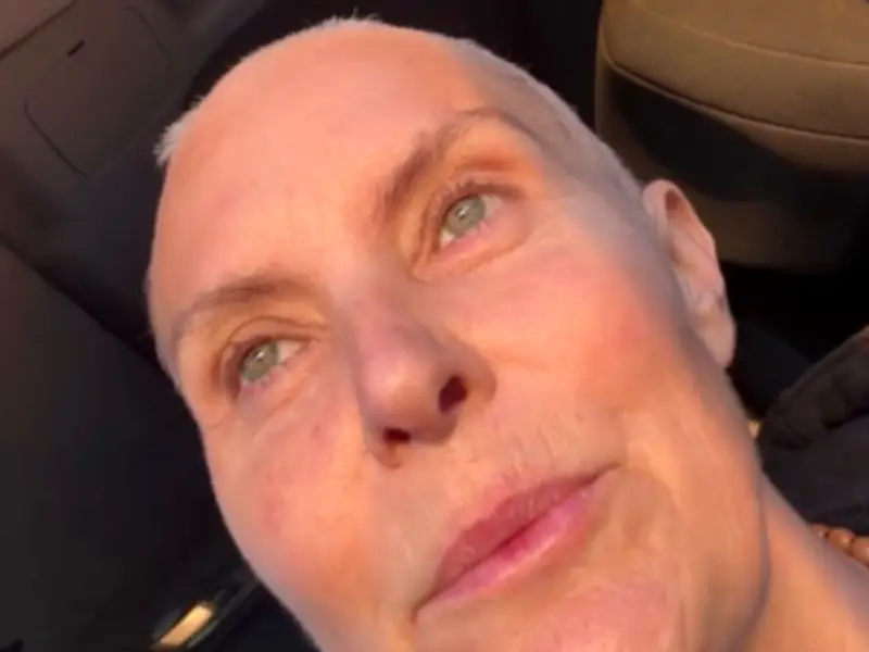 Coronation Street's Tracy Shaw Emotional in Hospital Amid Cancer Treatment