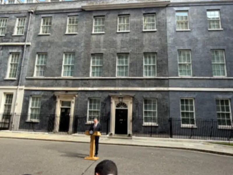Nigel Farage Demands General Election After Starmer Resigns as PM