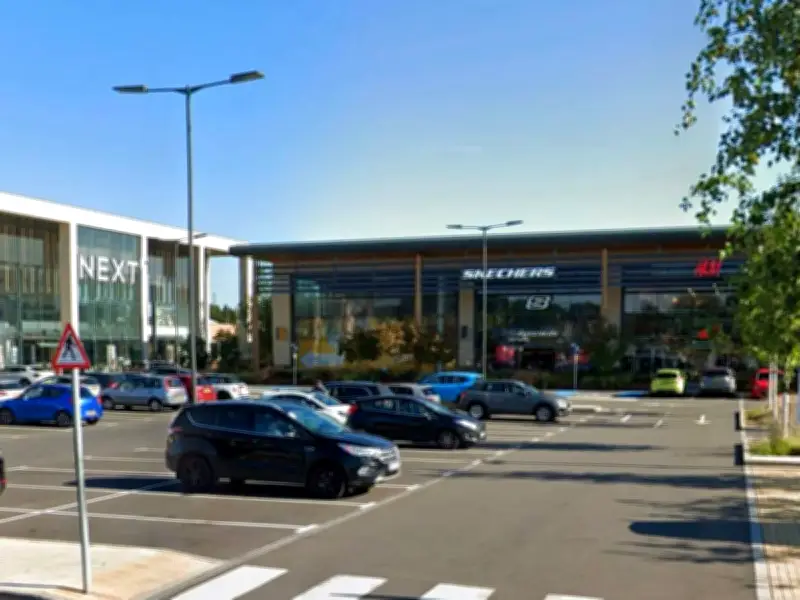 Police smash car windows to rescue dog from hot car at Fosse Park retail park