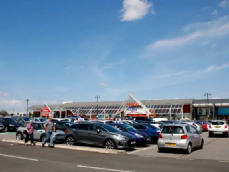 Supermarket Parent-Child Parking Age Limit Warning Issued for Drivers