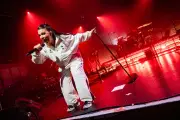 Lola Young Triumphs in Birmingham Homecoming with Pop Hits and Accent Love