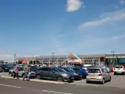 Supermarket Parent-Child Parking Age Limit Warning Issued for Drivers