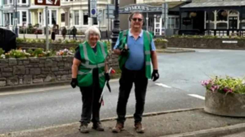 Llandudno Tidy Team Volunteers Transform Town Centre with Summer Clean-Up