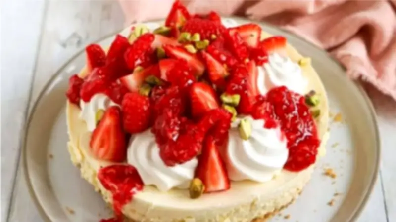 Quick and Easy Strawberry Meringue Cheesecake Recipe for Summer BBQs