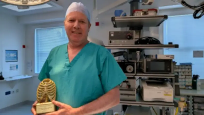 Sheffield surgeon wins lifetime award for pioneering rib fracture treatment
