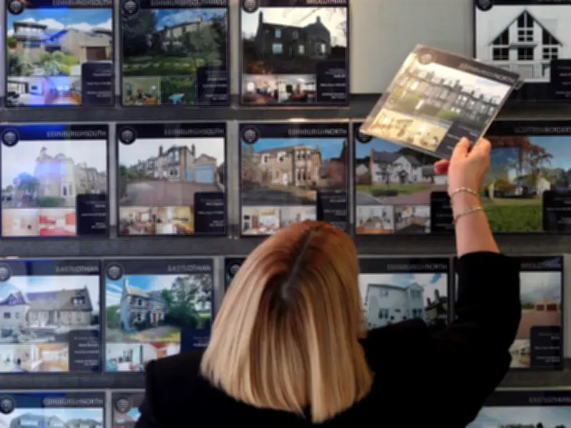 UK House Prices Rise 0.2% in June as Mortgage Rates Ease, North Outperforms South