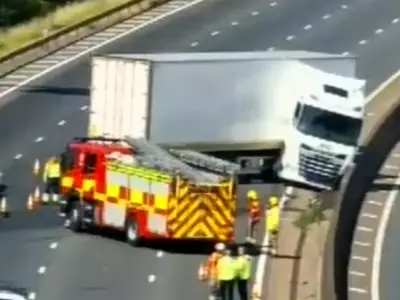 M5 near Birmingham closed after lorry jack-knifes, causing 10-mile tailbacks